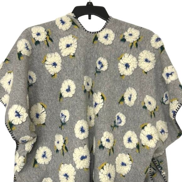 FADIVO NWT Gray 3D Floral Print One Size Open Front Poncho - Picture 7 of 11